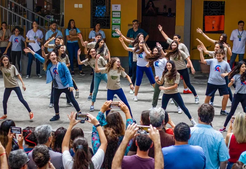 Alunos fazem ensaio de dança no pátio do Colégio Andrews