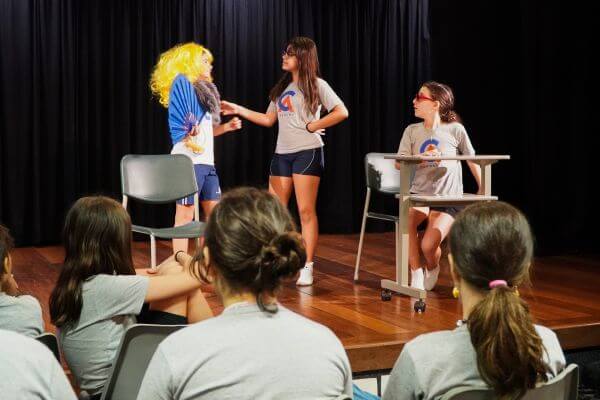 Aula de Teatro no Horário Estendido do Colégio Andrews