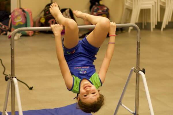 Crianças fazem aula de Ginástica Artística no Colégio Andrews