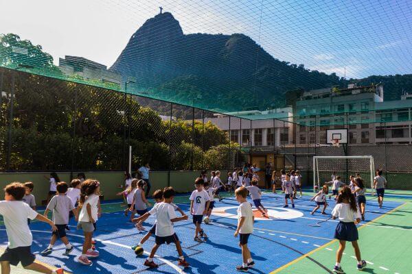 Alunos brincam em um dos pátios do Colégio Andrews