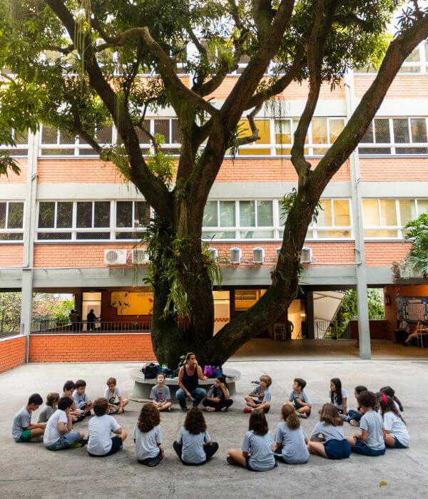 Alunos reunidos no Pátio das Mangueiras, no Colégio Andrews